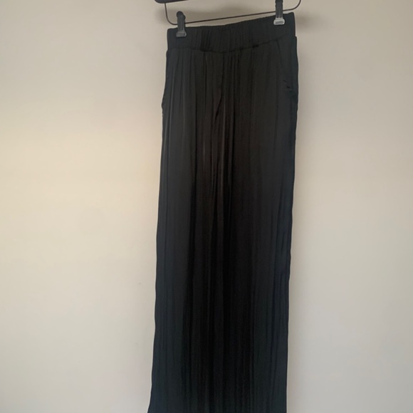 By Together Black Satin Wide Leg Pant Trousers with Pleats - Size Small - Picture 2 of 7
